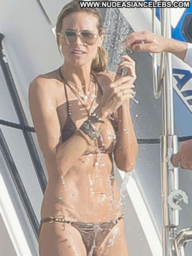 Heidi Klum Bar Babe Celebrity Beautiful Bikini Paparazzi Posing Hot
