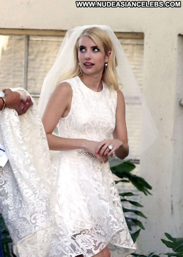Emma Roberts A Wedding Paparazzi Posing Hot Wedding Beautiful Babe