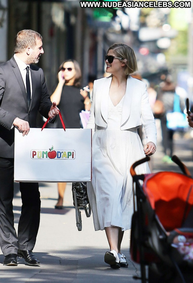 Rosamund Pike Posing Hot Beautiful Celebrity Babe Paparazzi Shopping
