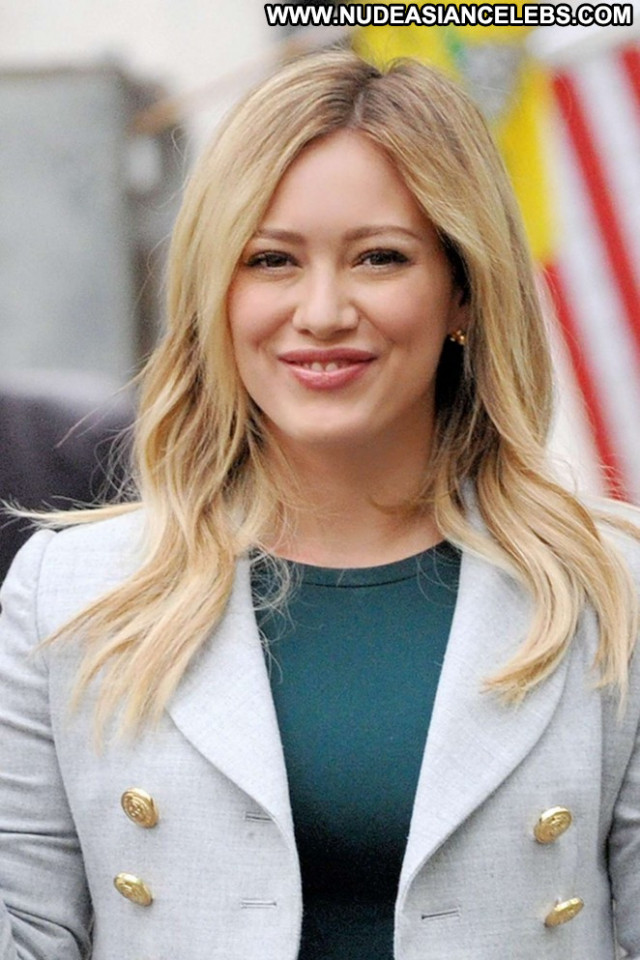 Hilary Duff Posing Hot Nyc Beautiful Paparazzi Babe Celebrity Hot