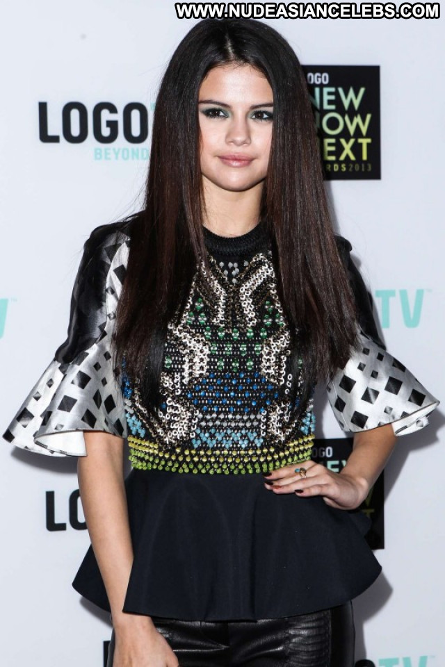 Selena Gomez Los Angeles Celebrity Paparazzi Angel Babe Awards Posing