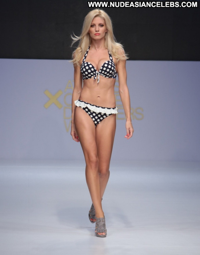 Models Ready To Wear Beautiful Celebrity Lingerie Topless Posing Hot