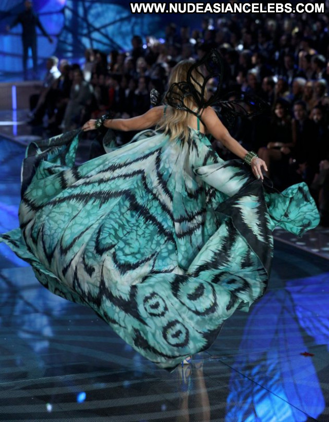 Gigi Hadid No Source Posing Hot Beautiful Babe Fashion Celebrity