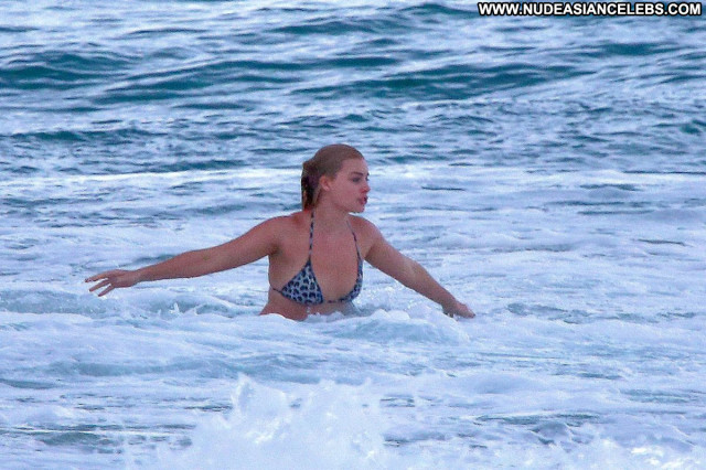 Margot Robbie The Beach Celebrity Beautiful Beach Posing Hot Babe