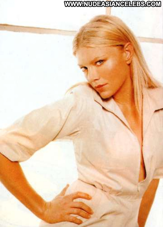 Peta Wilson La Femme Nikita Actress Posing Hot Celebrity Legs