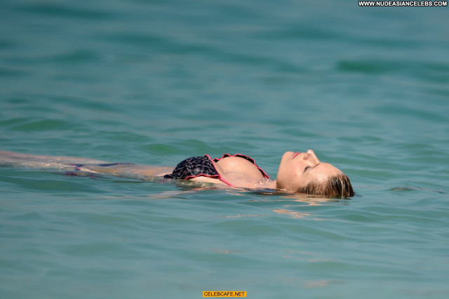 Michelle Hunziker No Source Babe Posing Hot Beach Beautiful Celebrity