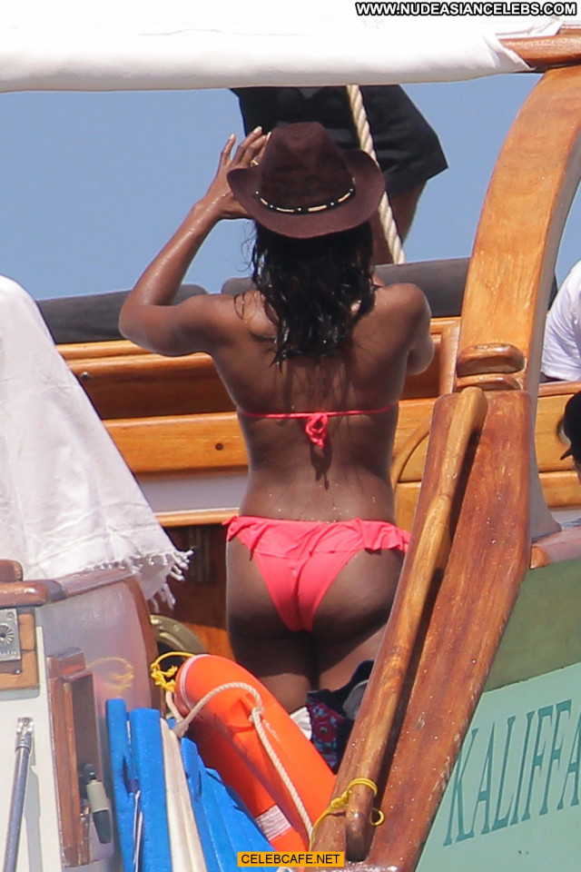 Naomi Campbell No Source Beautiful Babe Kenya Boat Celebrity Posing