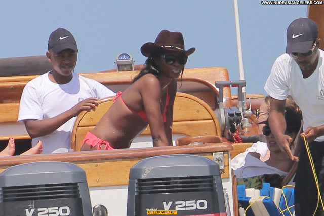 Naomi Campbell No Source Babe Beautiful Celebrity Boat Kenya Posing