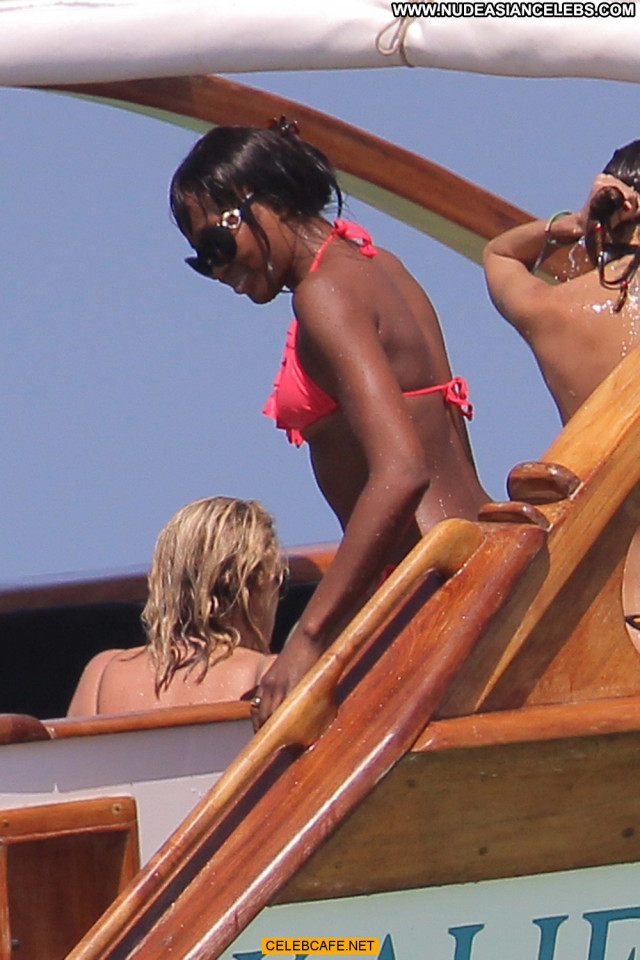 Naomi Campbell No Source Celebrity Babe Beautiful Boat Kenya Posing
