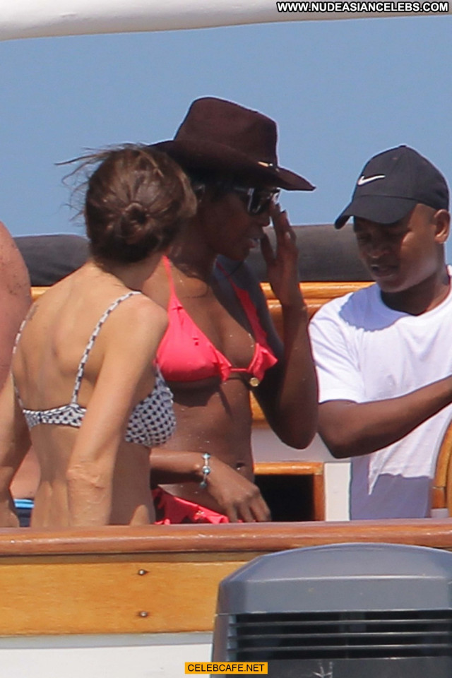 Naomi Campbell No Source Posing Hot Beautiful Babe Boat Celebrity