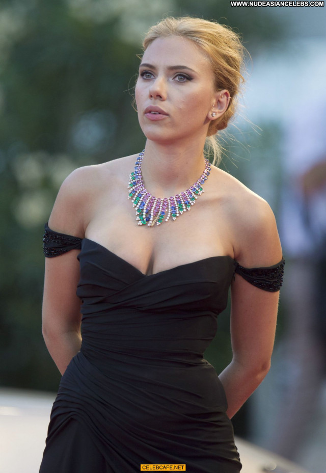 Scarlett Johansson Under The Skin Sex Sexy Babe Cleavage Posing Hot
