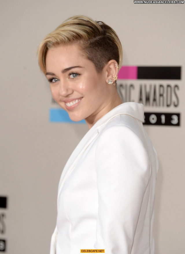Miley Cyrus American Music Awards Beautiful American Bra Babe