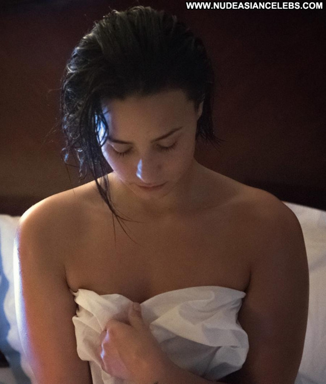 Demi Lovato Vanity Fair Bathroom Celebrity Sea Perfect Ass Posing Hot