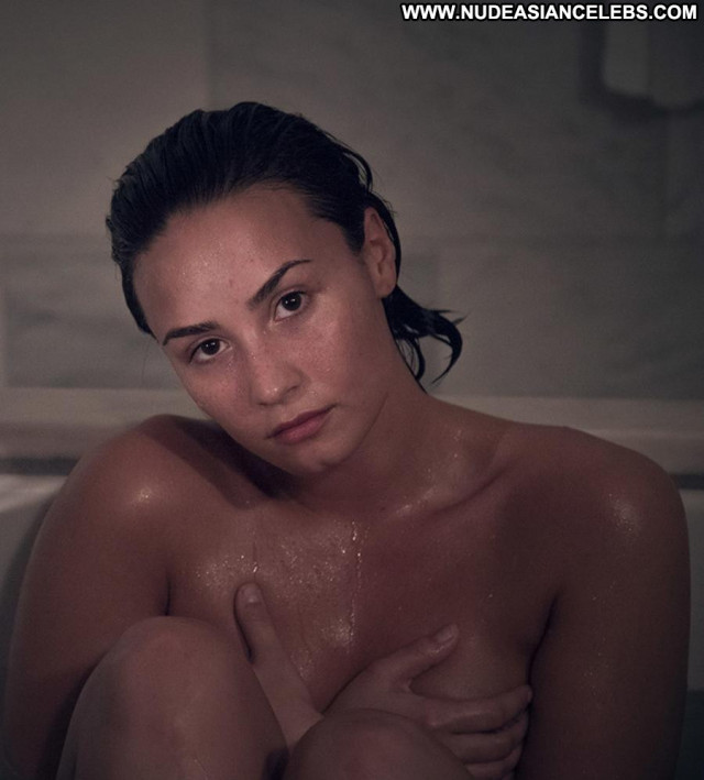 Demi Lovato Vanity Fair Nipples Celebrity Ass Sea Posing Hot Bathroom