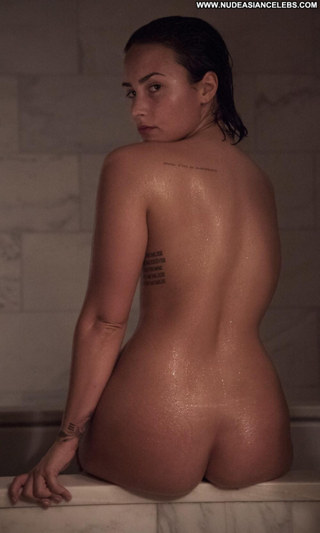 Demi Lovato Vanity Fair Celebrity Sea Posing Hot Nude Bar Ass