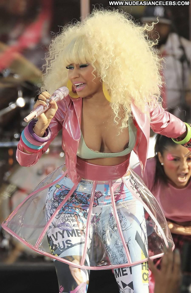 Nicki Minaj Good Morning America Breasts Posing Hot Babe Singer Bra