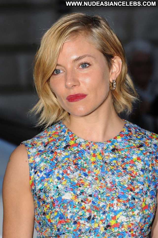 Sienna Miller Babe Paparazzi Celebrity Beautiful London Posing Hot