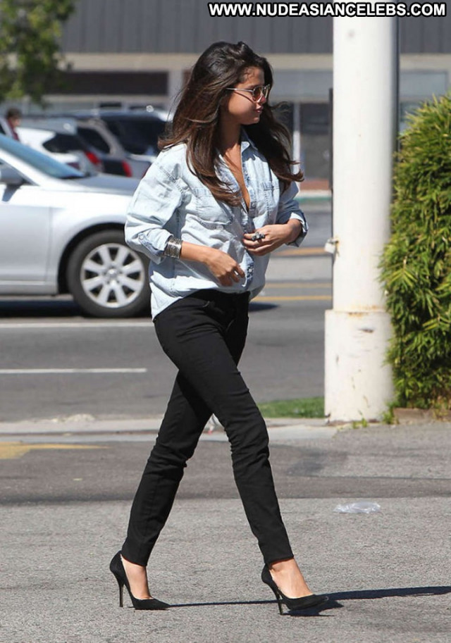 Selena Gomez Babe Paparazzi Celebrity Posing Hot Restaurant Beautiful