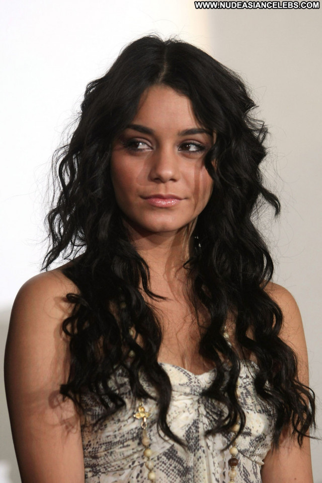 Vanessa Hudgens High School Paparazzi Posing Hot Babe School