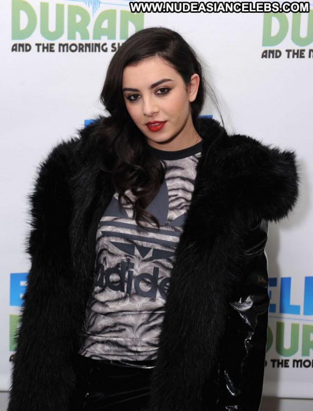 Charli Xcx Posing Hot Celebrity Babe Nyc Paparazzi Beautiful Gorgeous