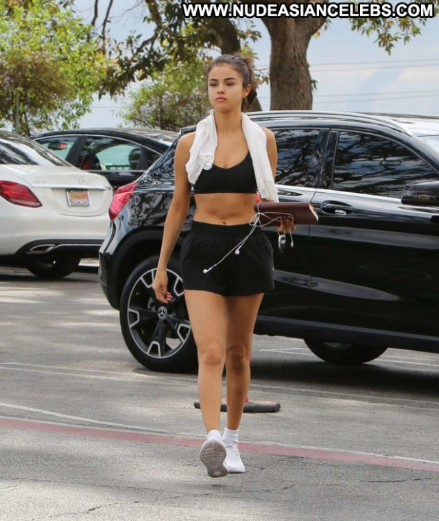 Selena Gome Gym In La Bra Sports Shorts Celebrity Gym Sport Posing