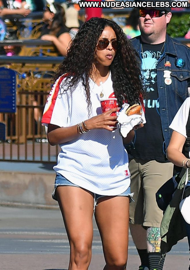 Ciara No Source Shorts Celebrity Jeans Babe Posing Hot Paparazzi