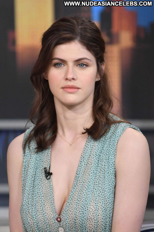 Alexandra Daddario New York Beautiful Posing Hot Babe New York