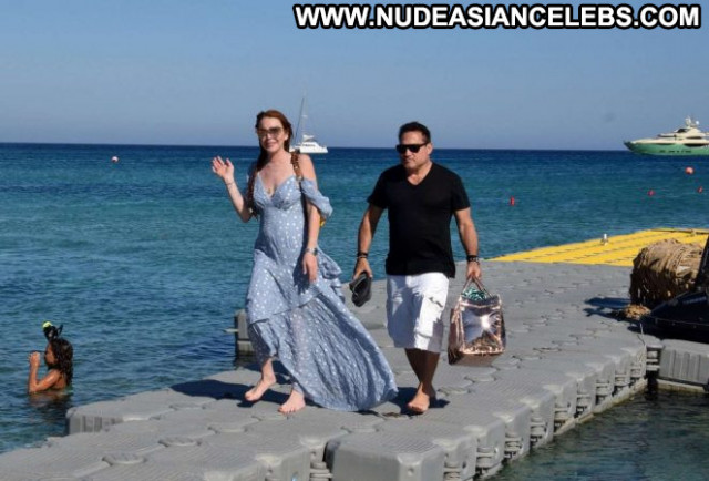 Lindsay Lohan No Source Posing Hot Celebrity Beautiful Paparazzi Babe