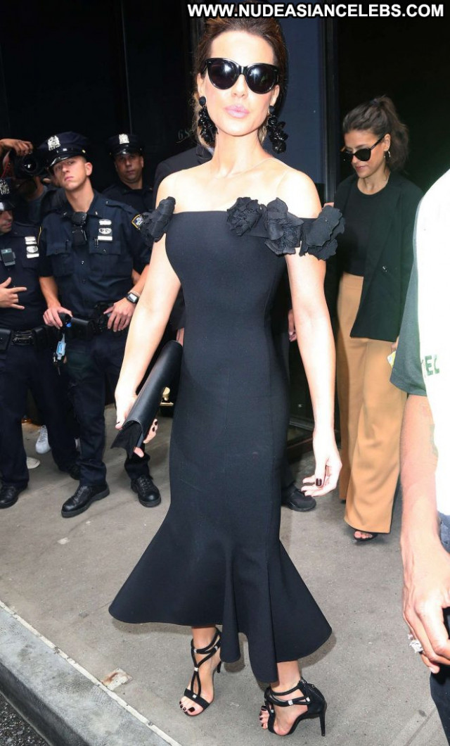 Oscar Fashion Show Paparazzi New York Beautiful Babe Posing Hot