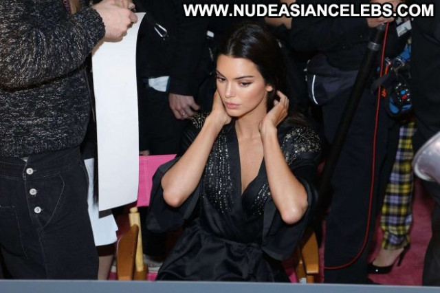 Kendall Jenner Fashion Show Paparazzi Beautiful Babe Fashion