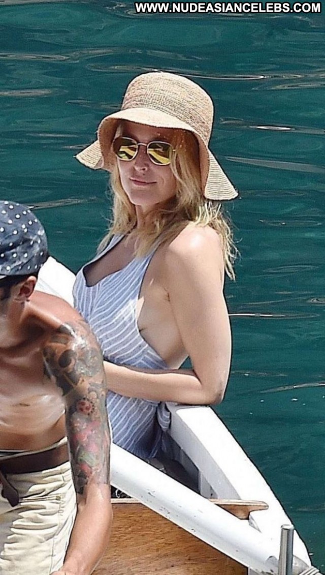 Gillian Anderson No Source Beautiful Paparazzi Babe Posing Hot