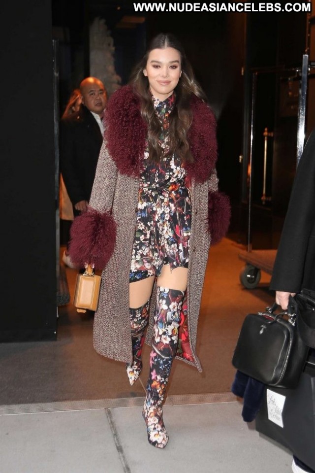 Haille Steinfeld New York New York Paparazzi Posing Hot Celebrity