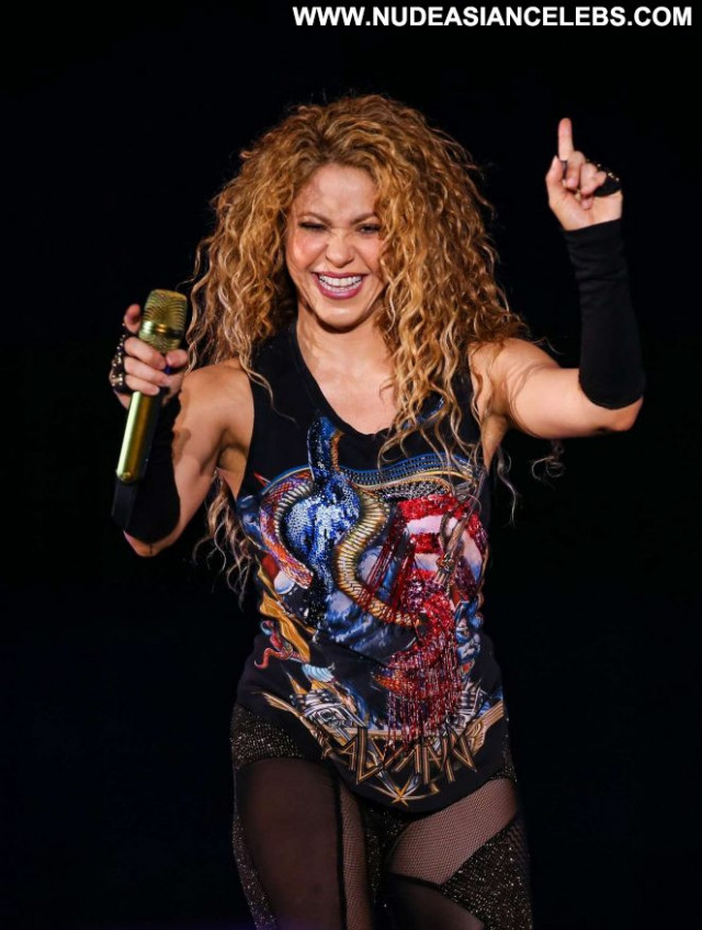 Shakira No Source Posing Hot Live Celebrity Paparazzi Babe Beautiful