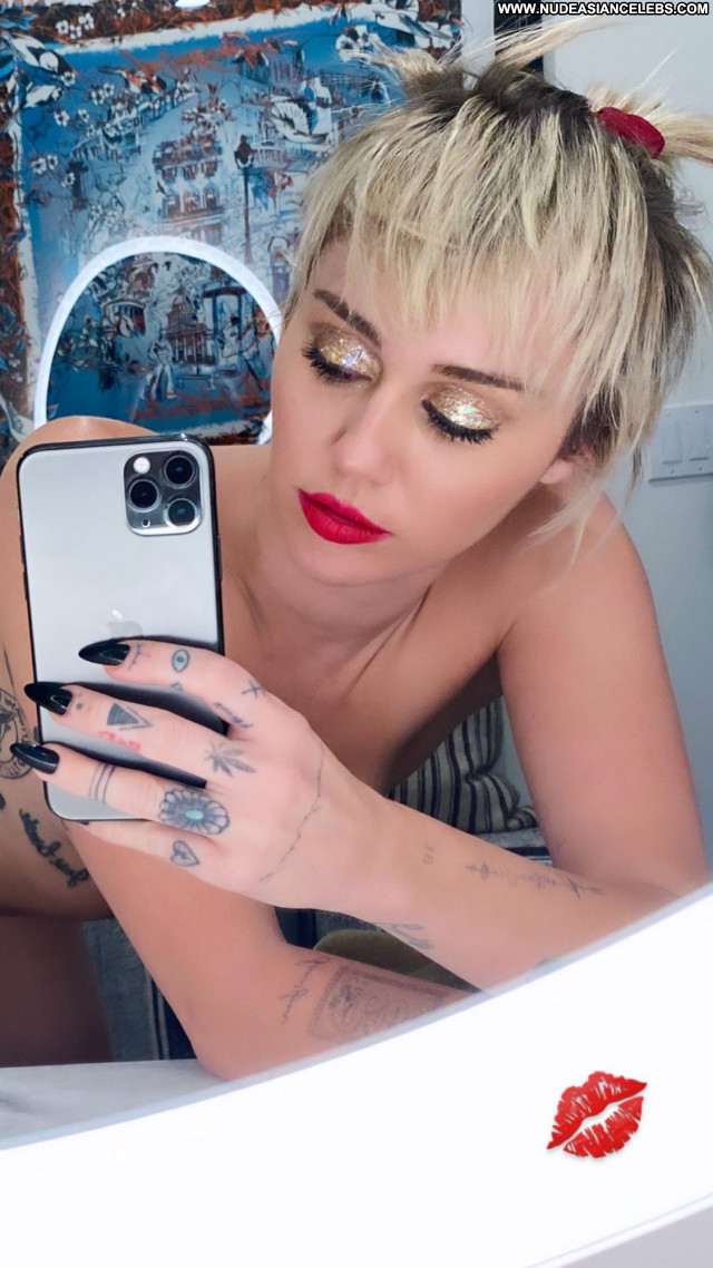 Miley Cyrus No Source Babe Celebrity Beautiful Sexy Posing Hot
